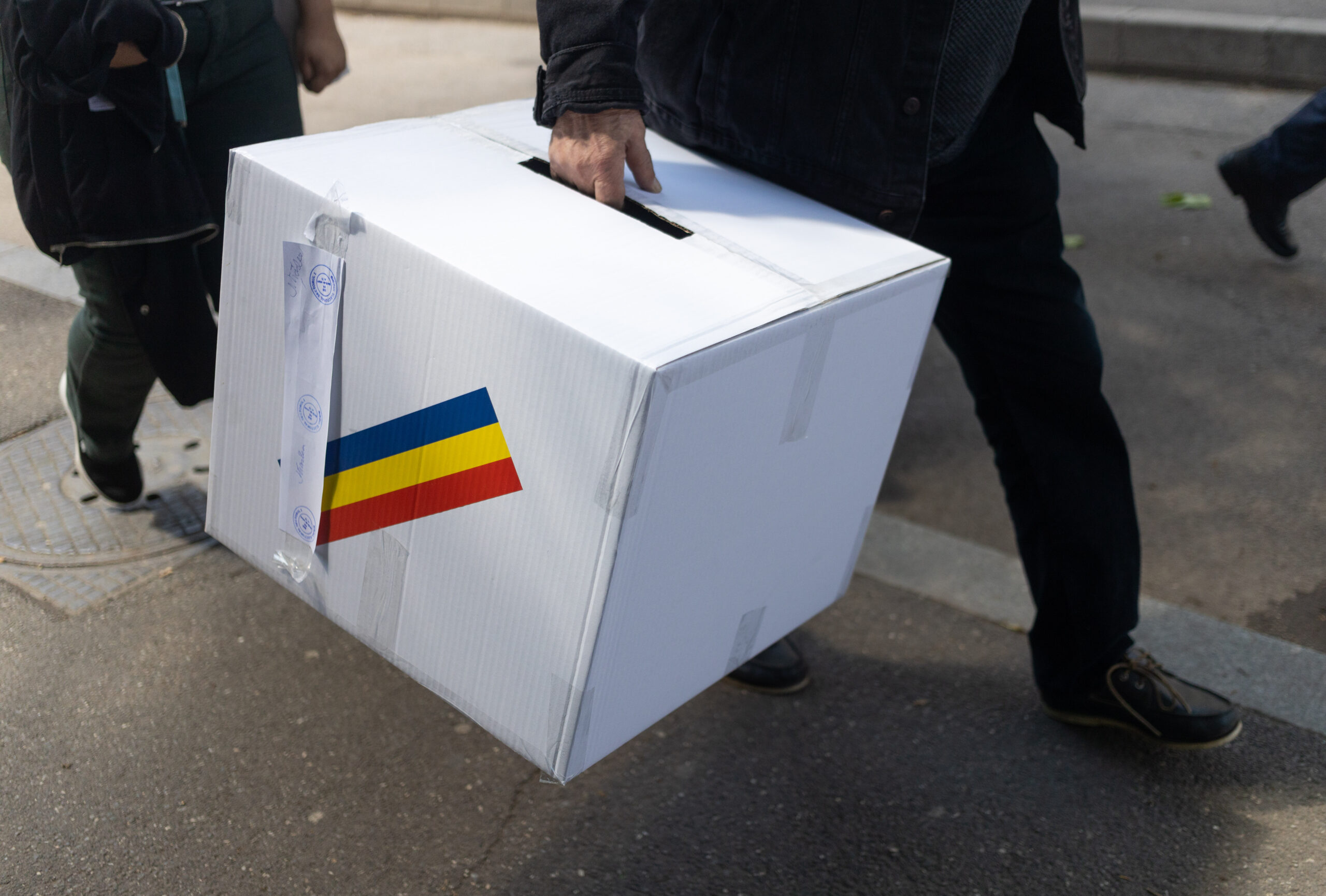 AUR, reacție după ce un membru în secție de votare din Buzău a lovit cu mașina un jurnalist