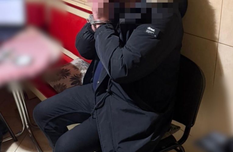 Avocatul care și-a ucis iubita s-a ascuns de polițiști într-un depozit din scara blocului