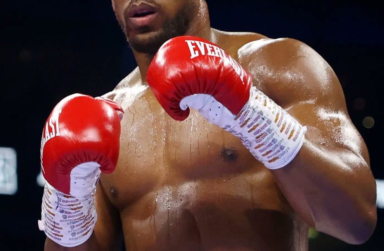 Boxerul Anthony Joshua, rănit într-un accident rutier în Nigeria. Două persoane au murit