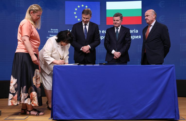 Bulgaria trece la moneda euro