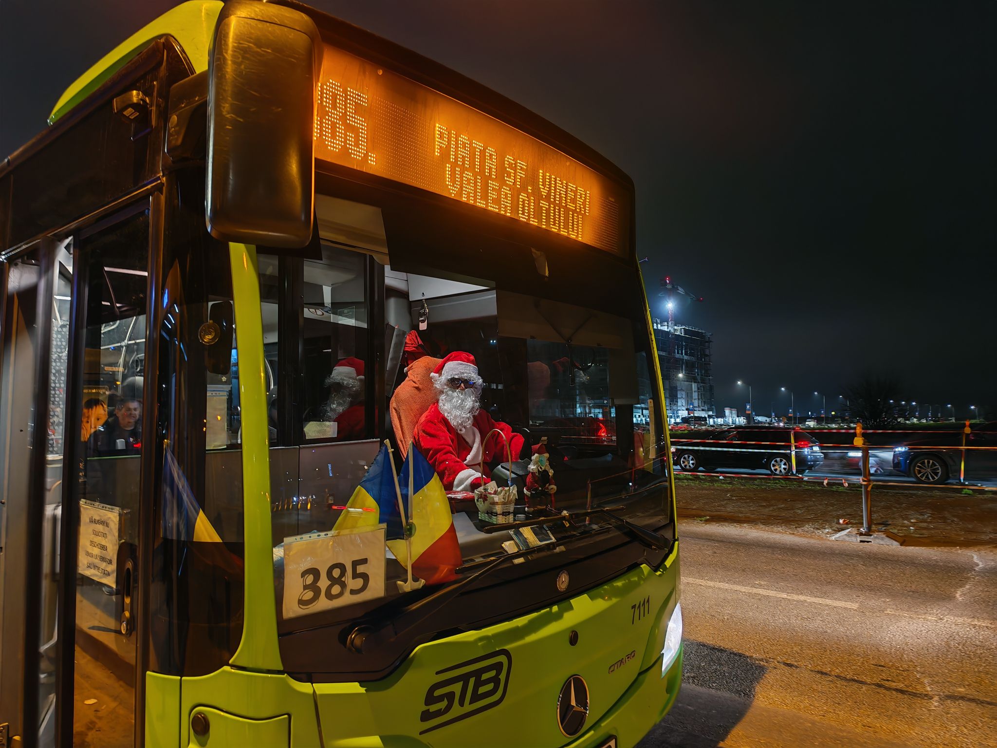 Călătorii STB sunt duși chiar de Moș Crăciun: șoferi și vatmani aduc spiritul sărbătorilor în Capitală