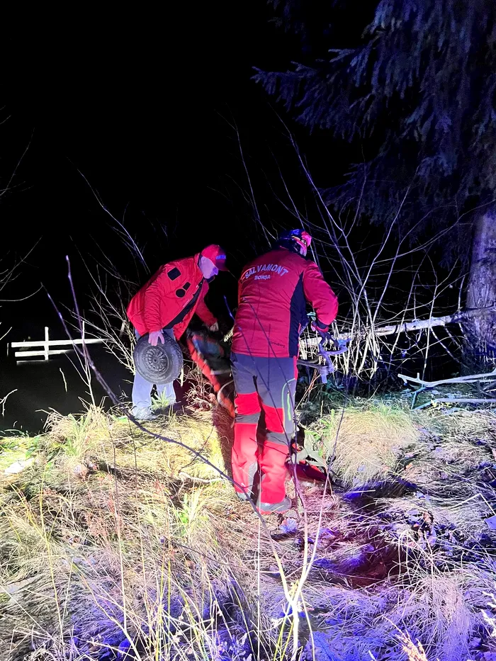 Când ceața devine capcană: șase turiști pierduți în Maramureș, un om de 67 ani salvat din râpă