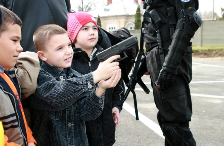 „Când îl omorâm pe primul?” Europol destructurează rețele care recrutau minori pentru asasinate