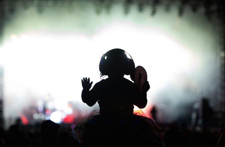 Căștile cu fir revin în atenția publicului: Motivele pentru care tot mai mulți tineri renunță la Bluetooth