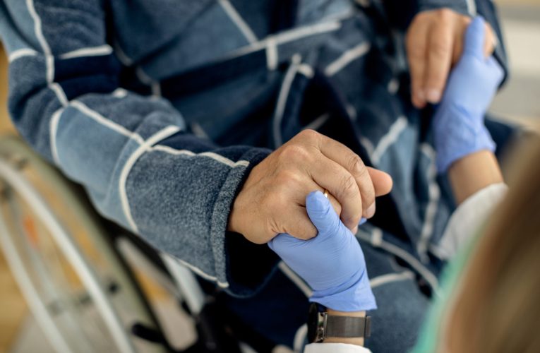 Centru de bătrâni din Mogoșoaia, închis de autorități, din cauza ploșnițelor. 54 de vârstnici, relocați