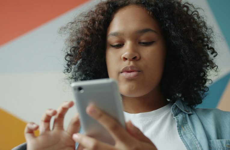 Cifre îngrijorătoare: 1 din 4 adolescenți apelează la inteligența artificială pentru sprijin privind sănătatea mintală