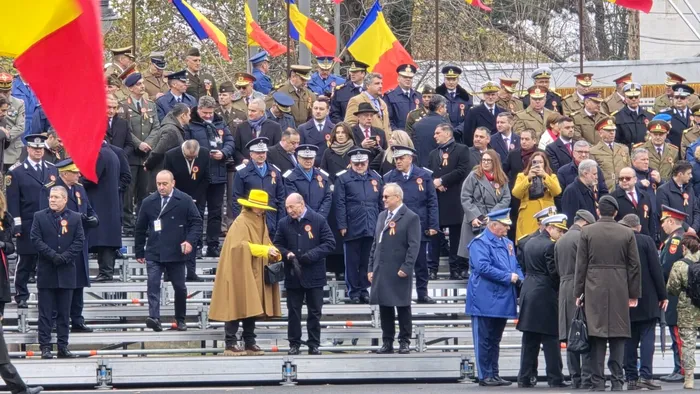 Cine e femeia cu pălărie galbenă de la parada de Ziua Națională