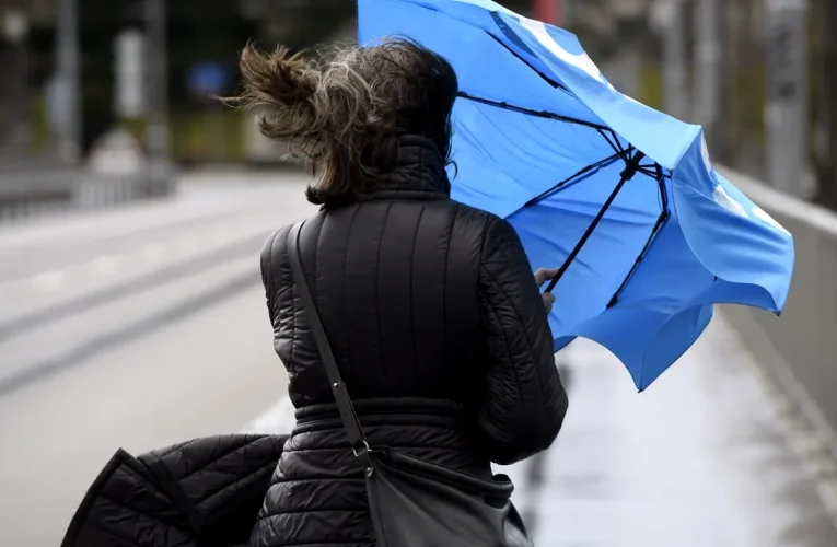 Cod roșu de vânt în Caraș-Severin și Hunedoara: rafale de peste 140 km/h în zonele montane