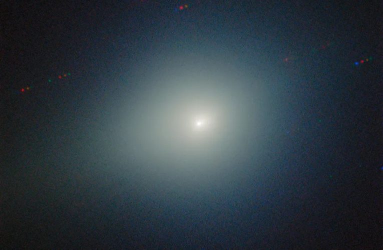 Cometa interstelară 3I/ATLAS devine mai luminoasă și își schimbă culoarea