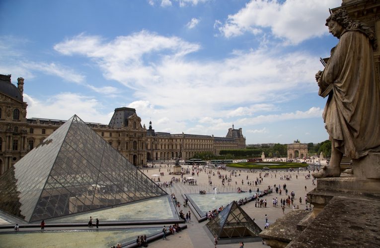 Conducerea Muzeului Luvru a depus o plângere împotriva platformei X, după divulgarea unor documente interne