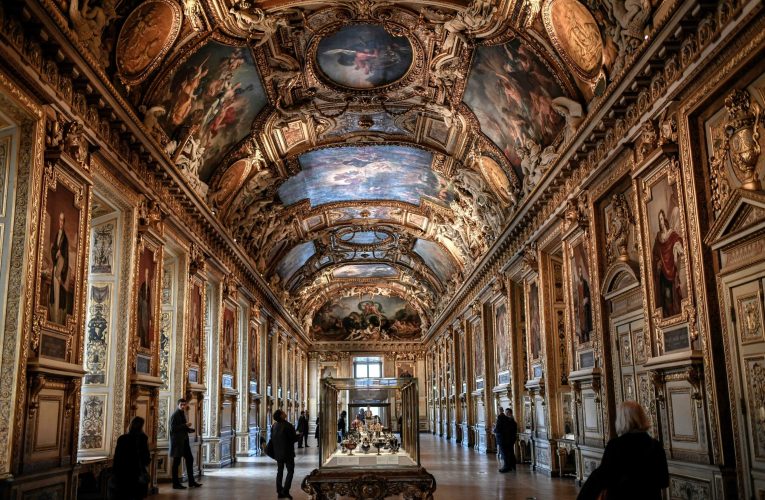 Criză la cel mai vizitat muzeu din lume. Personalul de la Louvre ar putea intra în grevă