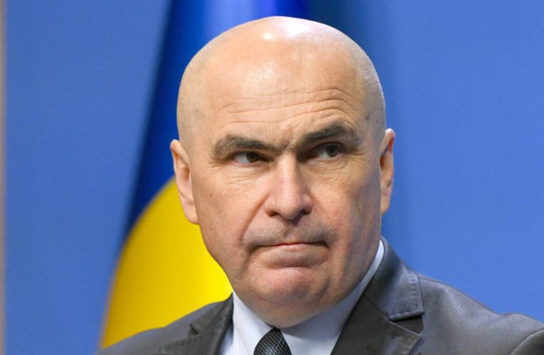 Cum a “reușit” Bolojan să scadă deficitul bugetar: a tăiat investițiile. Dobânzile au explodat. Veniturile viitoare au fost amanetate pentru plata datoriilor curente