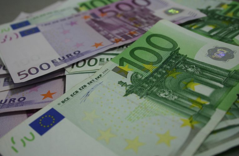 Curs valutar, 15 decembrie. Euro și aurul continuă să urce