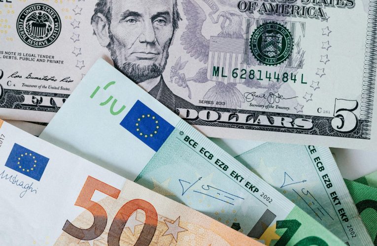Curs valutar, 6 decembrie. Euro și aurul continuă să crească