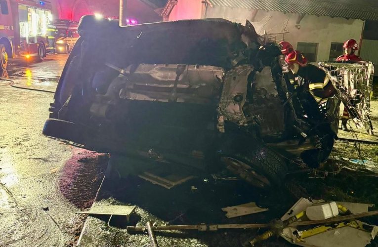 Doi tineri au murit după ce mașina lor a intrat într-o clădire din Găești și a luat foc