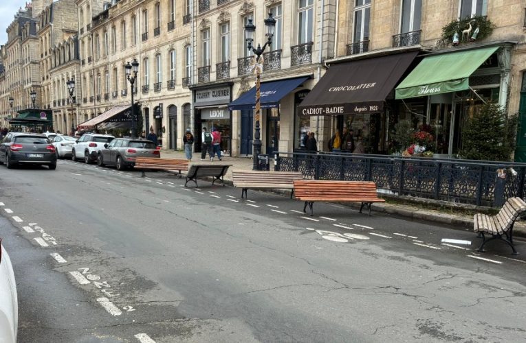 Dorel în Franța. Mai multe bănci au fost montate pe o stradă din Bordeaux, peste locurile în care parchează mașinile