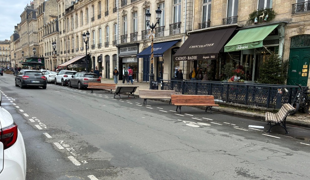 Dorel în Franța. Mai multe bănci au fost montate pe o stradă din Bordeaux, peste locurile în care parchează mașinile