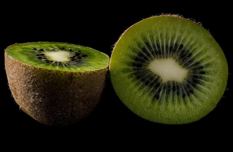 Două fructe de kiwi pe zi țin dermatologul la distanță