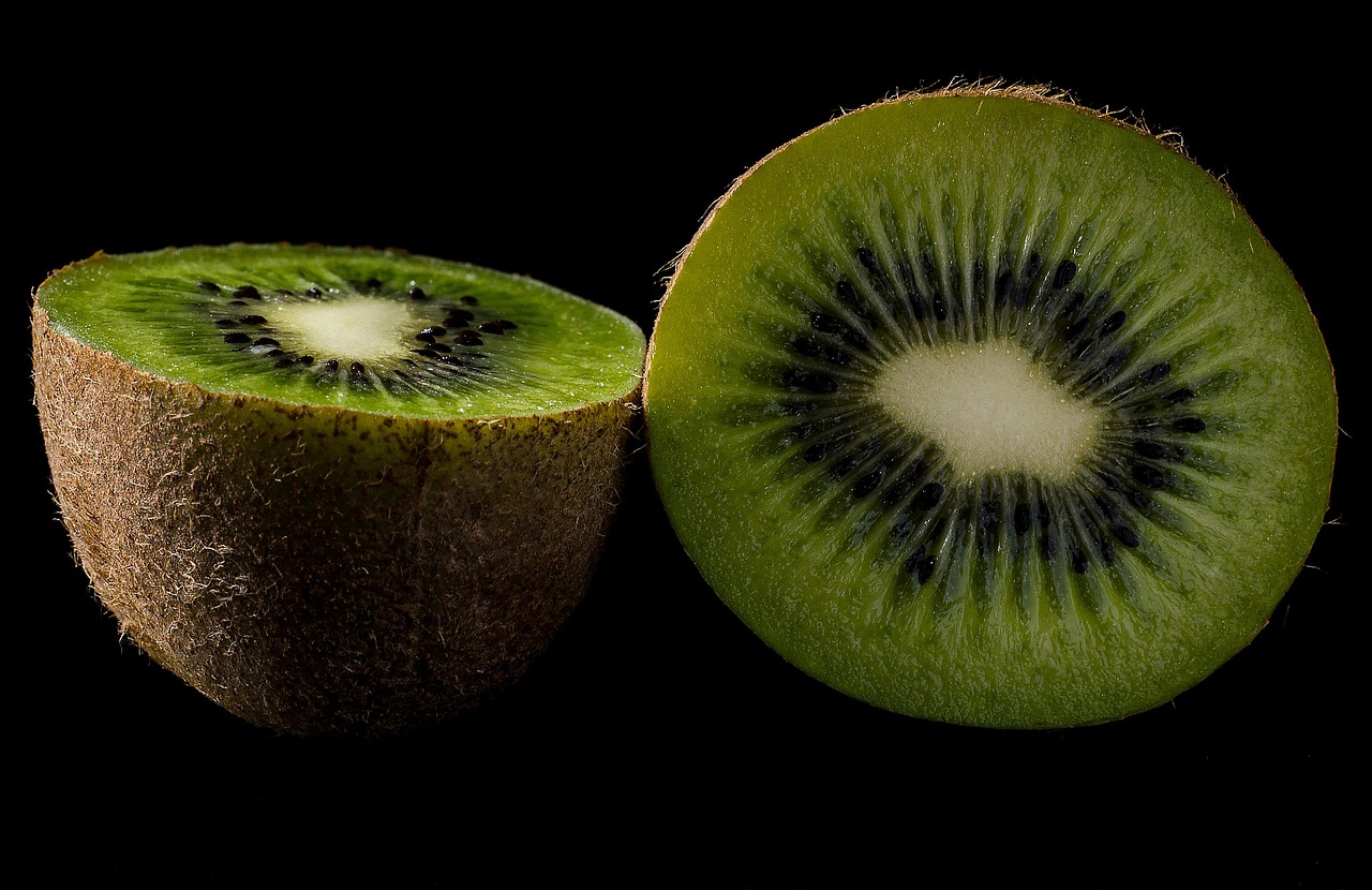 Două fructe de kiwi pe zi țin dermatologul la distanță