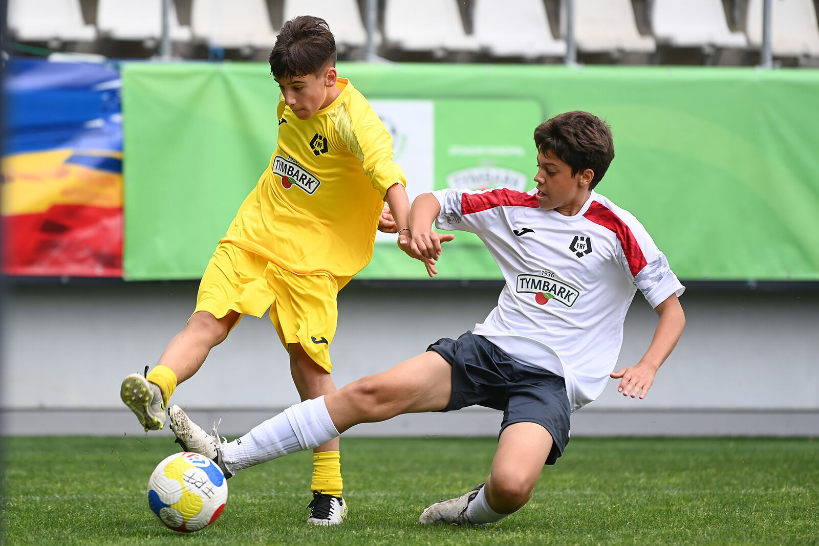 Elevii, pasionați de fotbal. 12% dintre ei joacă în competiții organizate de FRF și Ministerul Educației