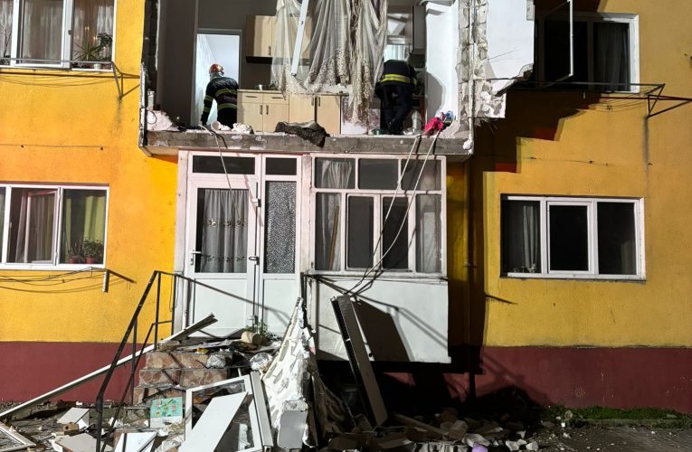 Explozie de butelie la Aleșd: balcon prăbușit și o femeie rănită grav