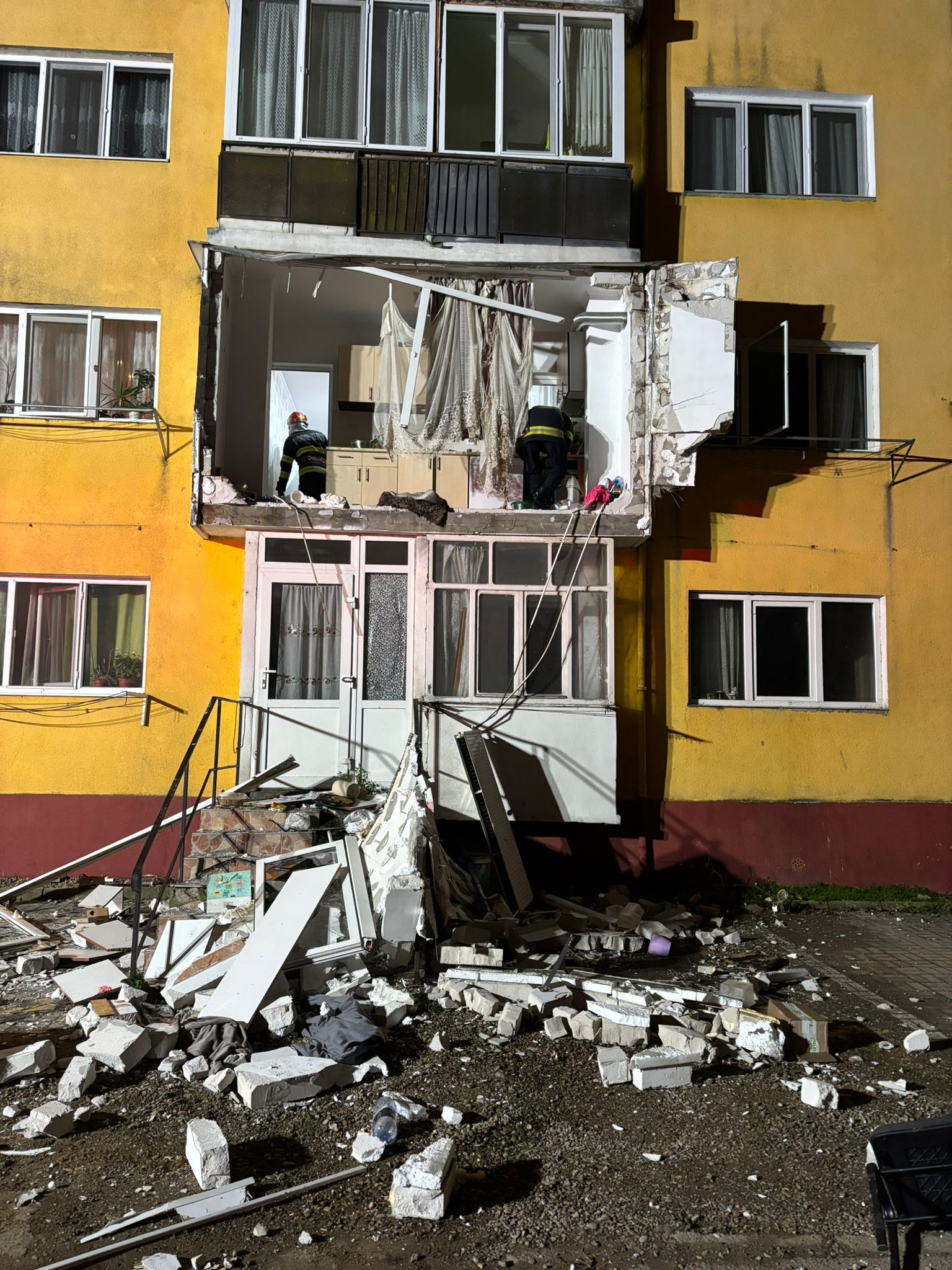 Explozie de butelie la Aleșd: balcon prăbușit și o femeie rănită grav