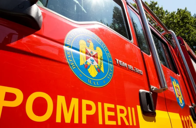 Explozie urmată de incendiu într-un apartament din Onești. Două persoane au fost grav rănite
