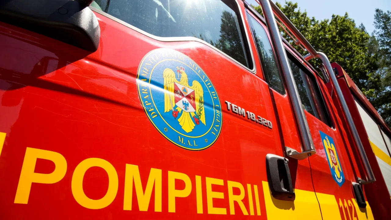 Explozie urmată de incendiu într-un apartament din Onești. Două persoane au fost grav rănite