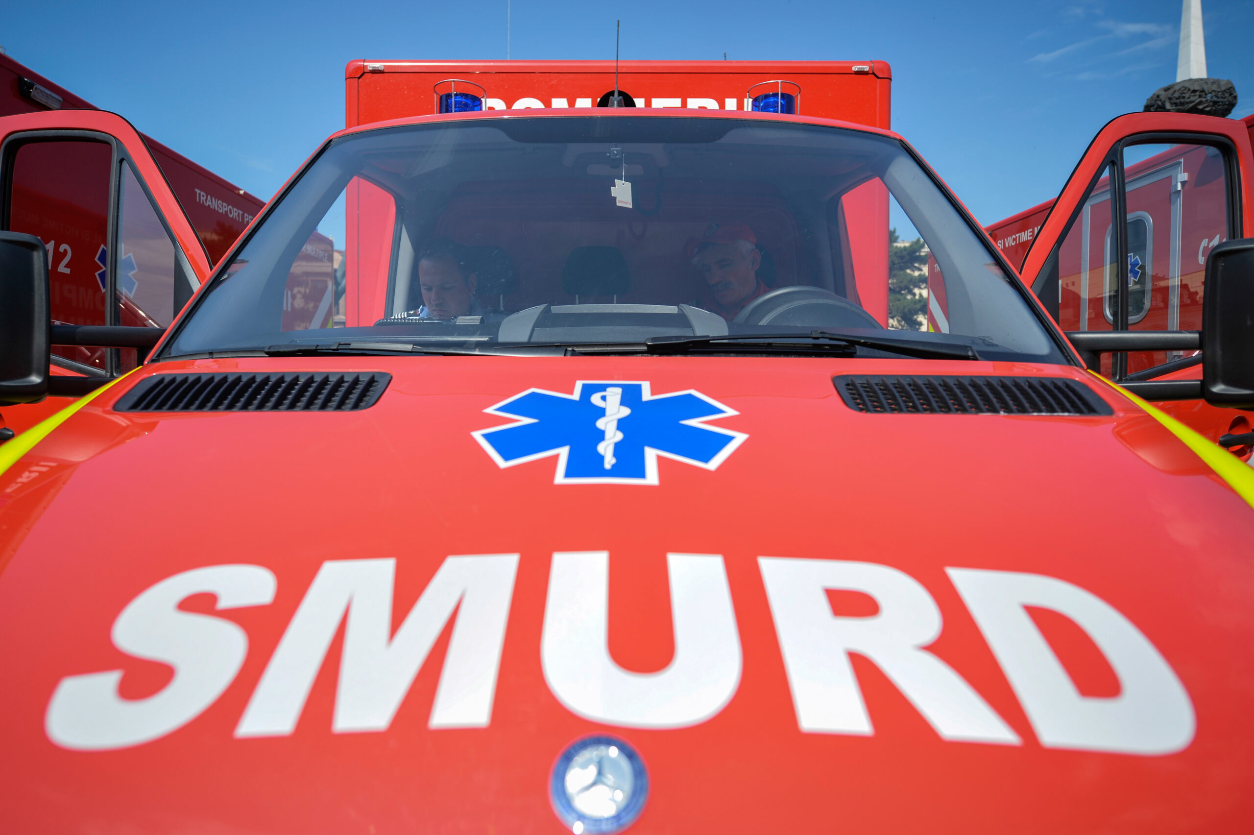 Explozie urmată de incendiu într-un bloc de garsoniere din Focșani: mai multe persoane rănite