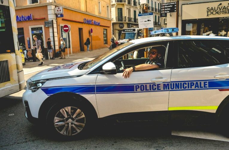 Franța: Doi jandarmi au fost loviți de o mașină după ce șoferul a refuzat să oprească la semnalul lor