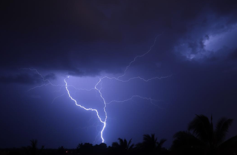 Furtuna Bram paralizează Marea Britanie: Poduri închise, zboruri anulate, mii de case fără curent