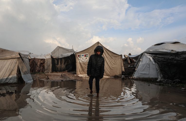 Gaza sub apă și frig: Copiii mor în adăposturi improvizate