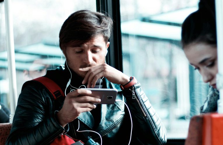 Google și Meta domină internetul britanic și au acaparat jumătate din viața online a Regatului