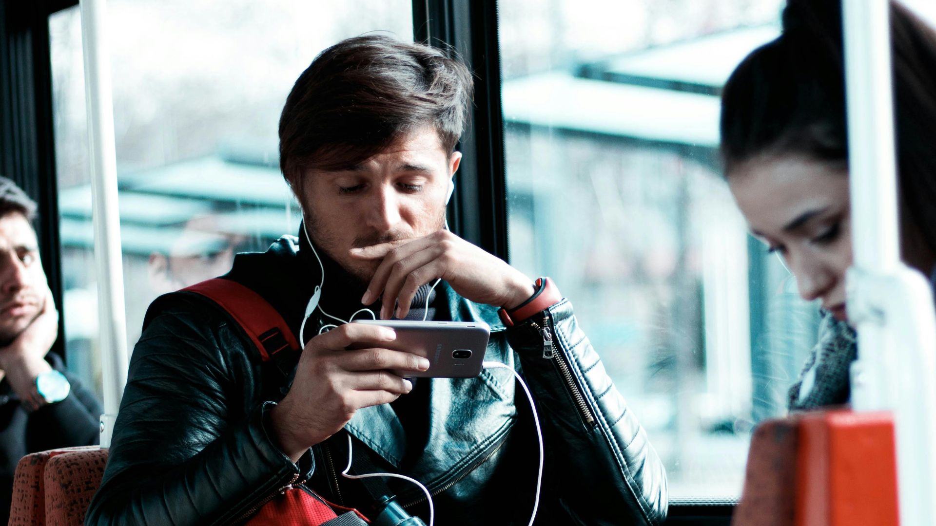 Google și Meta domină internetul britanic și au acaparat jumătate din viața online a Regatului