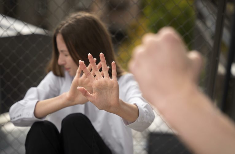 Hunedoara: Adolescentă violată de un bărbat cu care și-a dat întâlnire după discuții pe social media