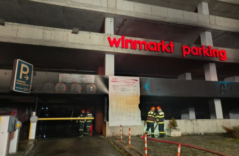 Incendiu în parcarea unui mall din Ploiești în timpul nopții