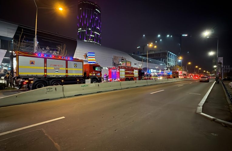 Incendiu într-un centru comercial din Sectorul 2. Aproximativ 1.100 de persoane au fost evacuate