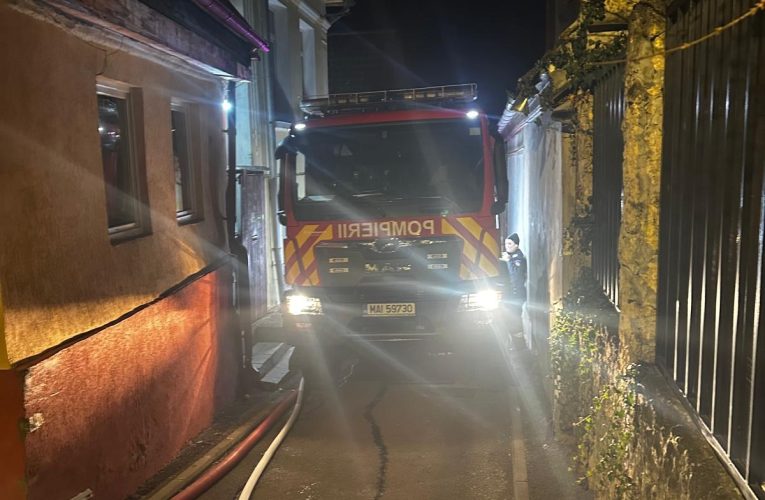 Incendiu într-un imobil din Brașov. O persoană a fost transportată la spital