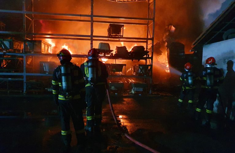 Incendiu puternic la o hală industrială din Sălaj: intervenție de amploare cu 11 autospeciale