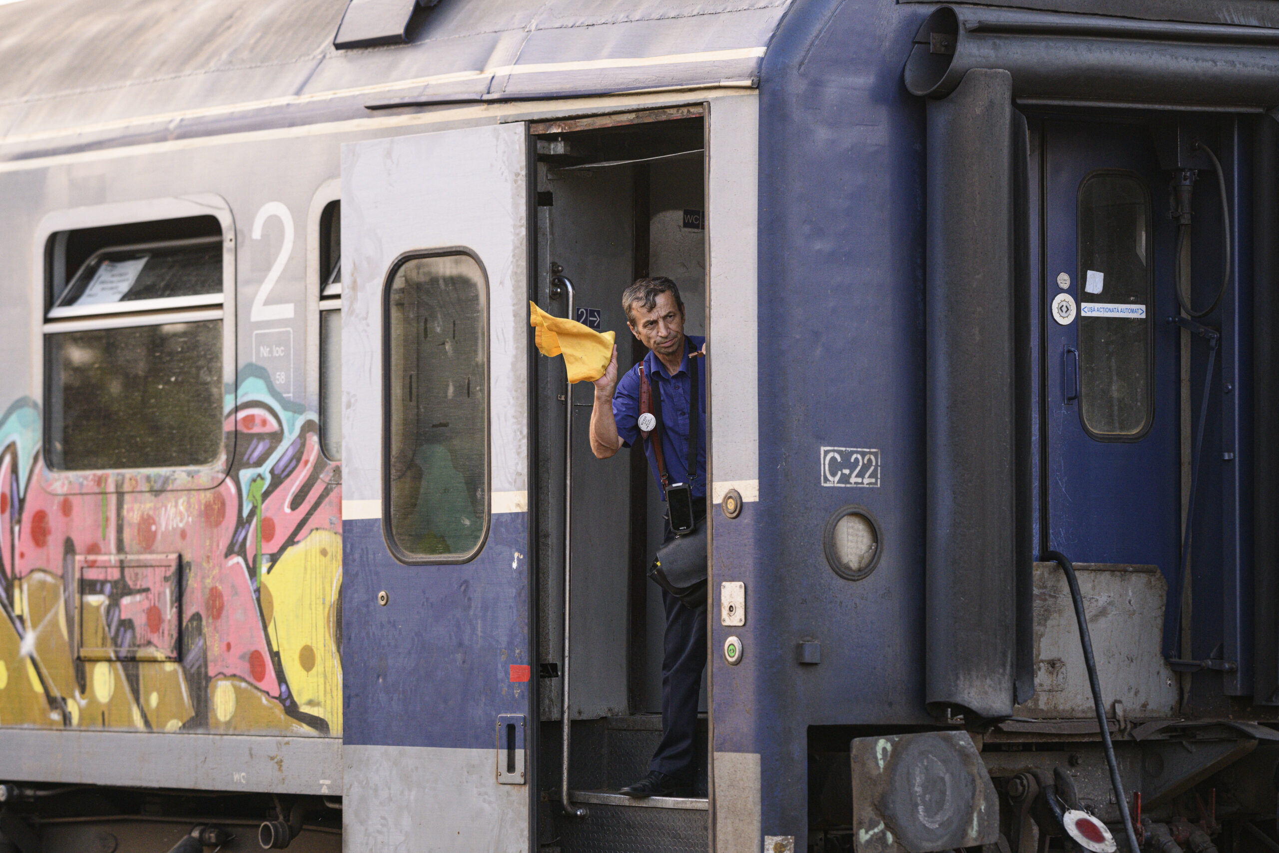 Incident feroviar grav: un tren care urma să se oprească a depășit semnalul