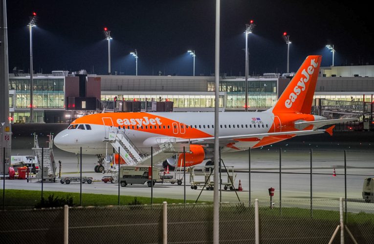 Incident șocant pe un zbor EasyJet: O familie ar fi încercat să transporte cadavrul bunicii, pretinzând că doarme