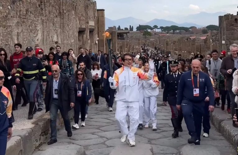 Jackie Chan a purtat flacăra olimpică prin ruinele orașului Pompeii