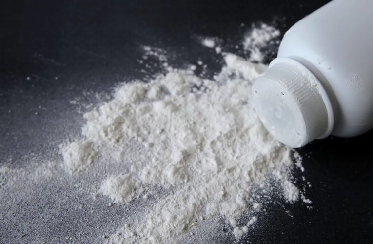 Johnson & Johnson obligată să plătească 40 de milioane de dolari femeilor care au afirmat că talcul este responsabil pentru cancer