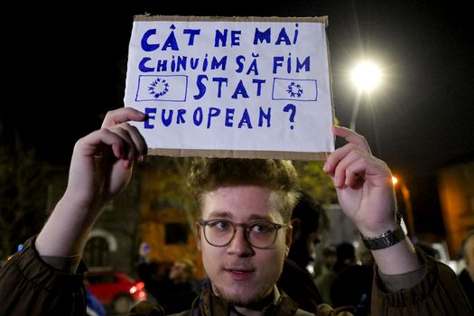 „Justiție, nu mafie”: Sute de protestatari în București și Cluj cer justiție independentă