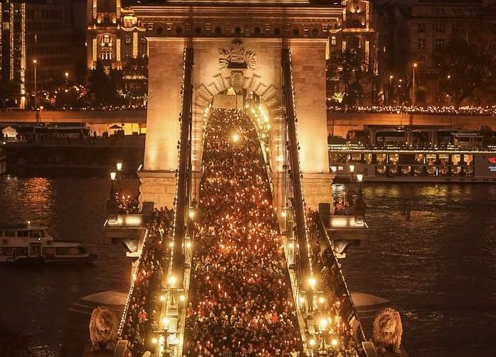 Mii de oameni protestează în Ungaria împotriva scandalului abuzurilor asupra copiilor