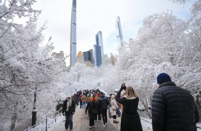 Mii de zboruri au fost întârziate sau anulate pe fondul fenomenelor meteo din nord-estul SUA