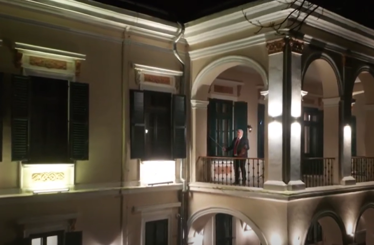 Moment inedit. Primarul din Sângeorgiu de Mureș a compus un colind bilingv de Crăciun / Momentul interpretării, din balconul Castelului Mariaffi | VIDEO