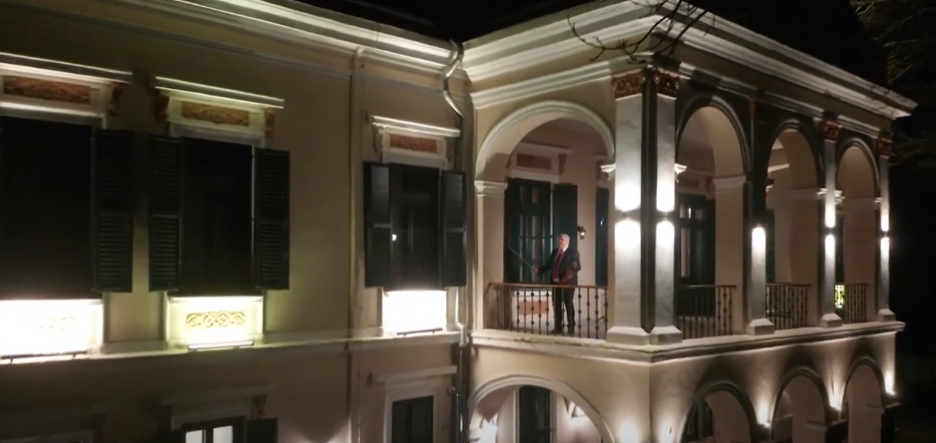 Moment inedit. Primarul din Sângeorgiu de Mureș a compus un colind bilingv de Crăciun / Momentul interpretării, din balconul Castelului Mariaffi | VIDEO