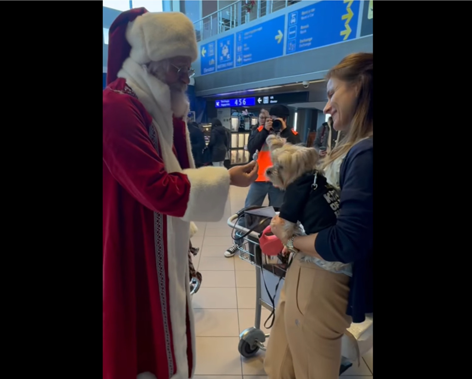 Moș Crăciun a ajuns la Aeroportul Otopeni. VIDEO