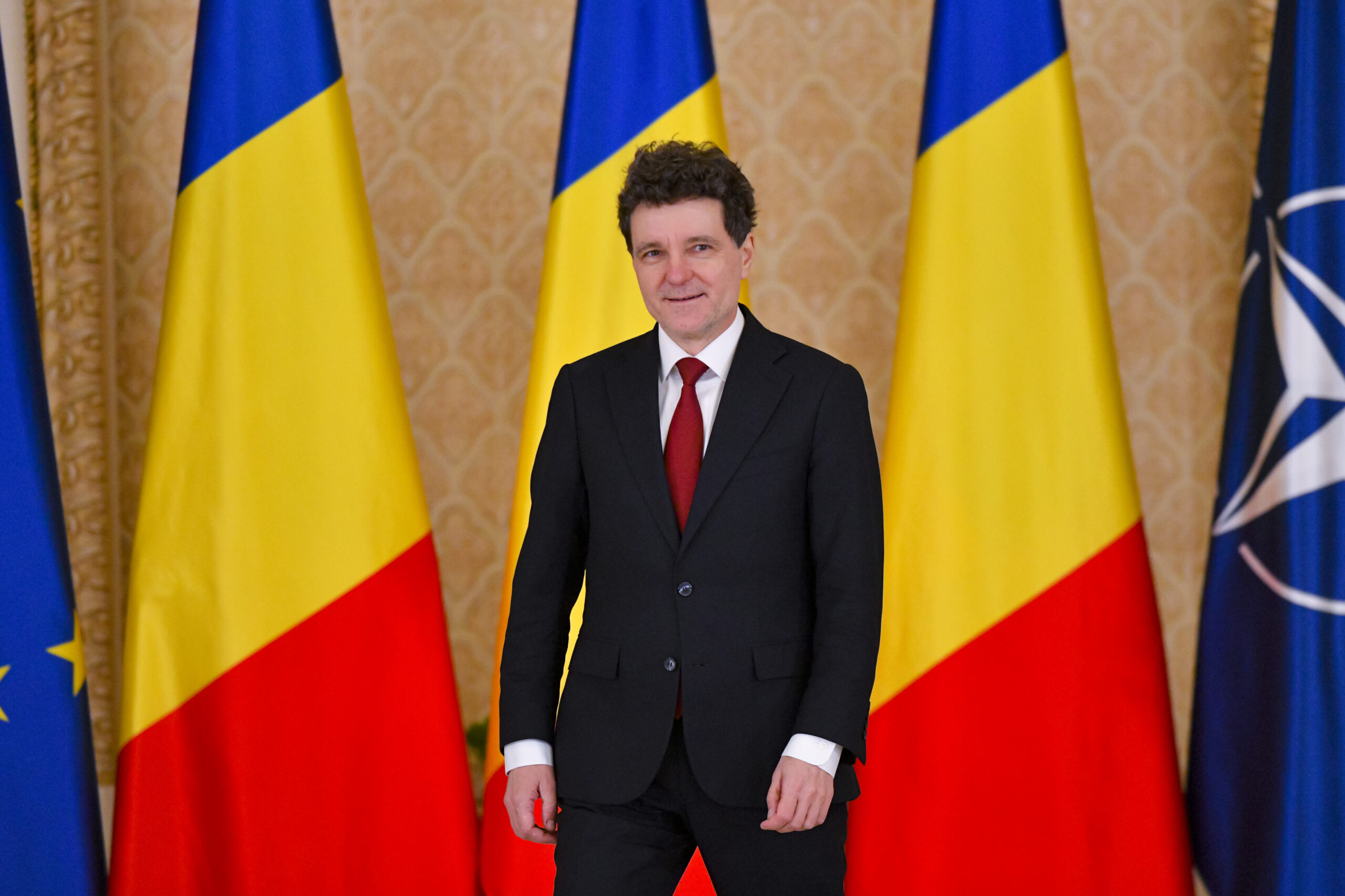 Nicușor Dan, mesaj de Crăciun despre familie și valori: Să ne recăpătăm forţa unei naţiuni conştientă de identitatea sa